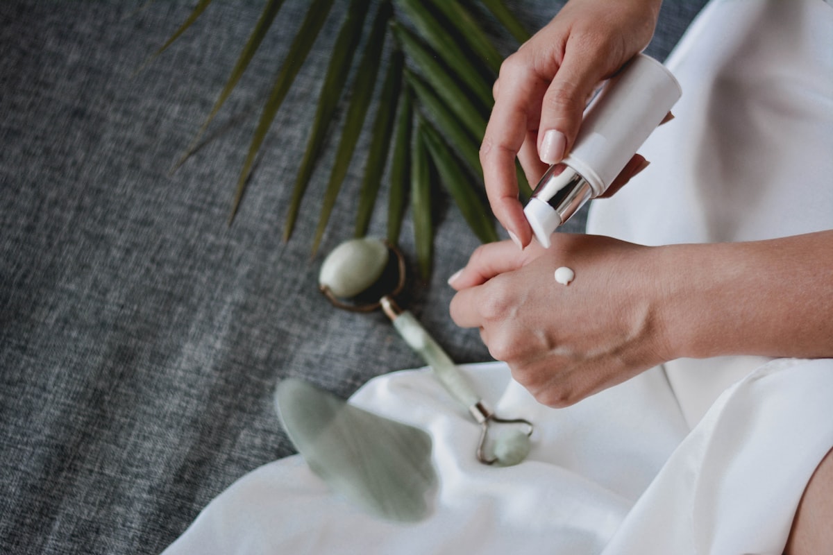 Rotina consistente de skincare com produtos organizados