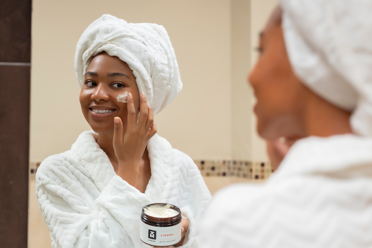 Mulher aplicando rotina de skincare estruturada